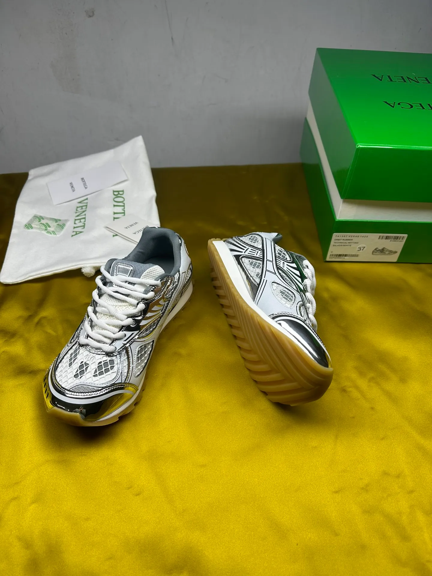 👟👟Ex-factory price 600👟👟 Men's size +10 Real photos 🔥🔥BV Orbit sneakers Wang Yibo's same style couple's dad shoes Runner sneakers, made of lightweight technical mesh fabric. Matched with geometric pattern designed rubber outsole, Wang Zha series high version. Look for the package technology. It is actually a lot taller, but the legs are still slim. Very nice, playable and durable. Matched to the standard💯 Package shoe technology. Look for the high version. The outsole is made of color-blocked TPU outsole. Women's model 35 36 37 38 39 40 41 42 (40 41 42 43 44 45 customized) (Customer logo can be accepted without refund or exchange at a favorable price) Equipped with original packaging